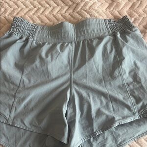 Lululemon hotty hot 4inch inseam, size 8